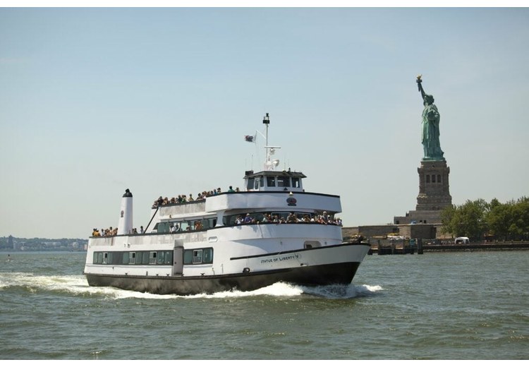 Phà chở khách rời bến Battery Park hướng ra đảo Liberty