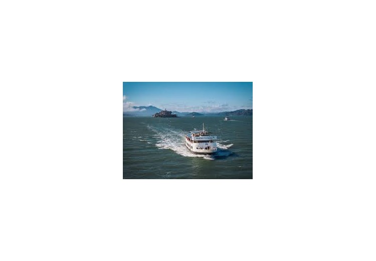 Phà chở khách rời bến Pier 33 hướng ra đảo Alcatraz