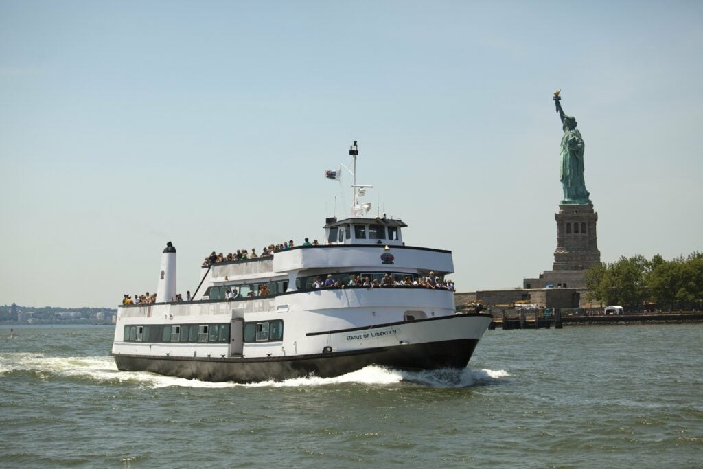 Phà chở khách rời bến Battery Park hướng ra đảo Liberty