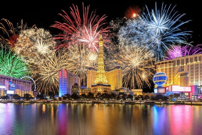  Pháo hoa rực rỡ trên bầu trời Las Vegas Strip đêm giao thừa, nhìn từ xa