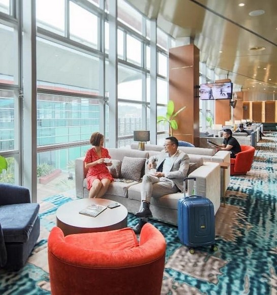 Hành khách duỗi chân, vận động nhẹ tại khu vực chờ sân bay
