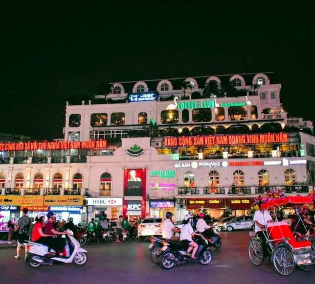: Một nhà hàng đông khách sát Quảng trường Thời Đại
