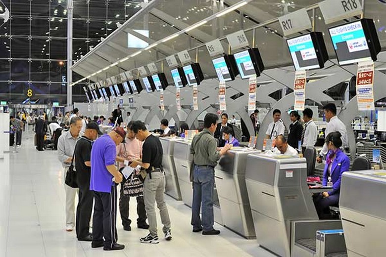 Hướng dẫn viên hỗ trợ đoàn khách Việt làm thủ tục tại sân bay ở Mỹ