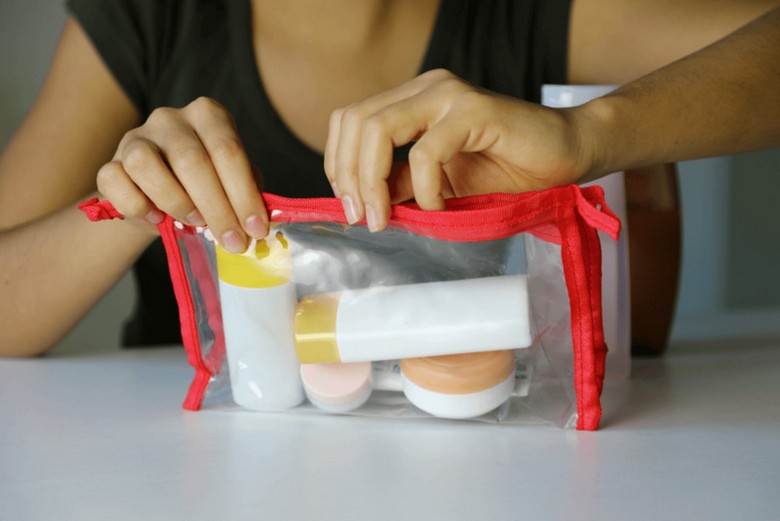 Túi nhựa trong đựng chất lỏng dưới 100ml và laptop đặt riêng khi soi chiếu
