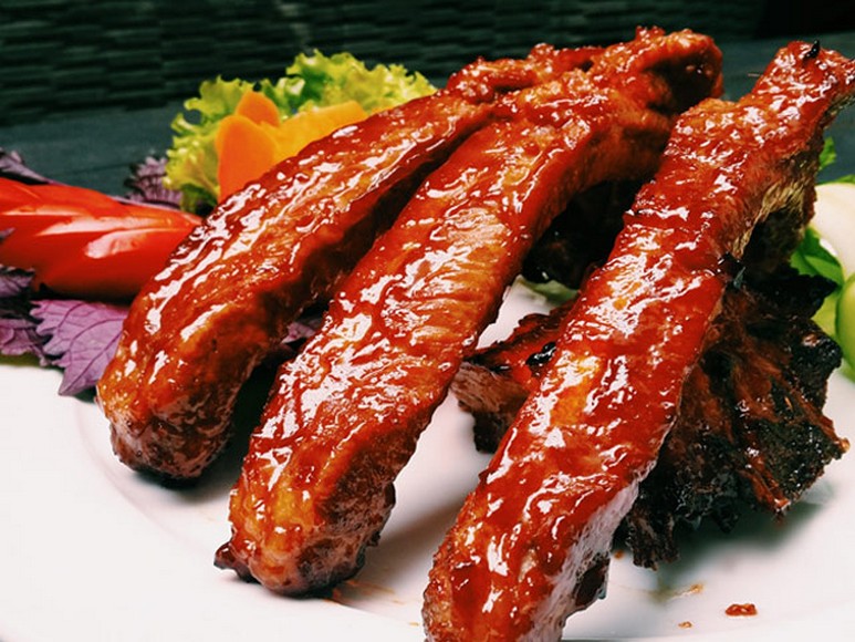 Sườn heo nướng BBQ phủ sốt bóng