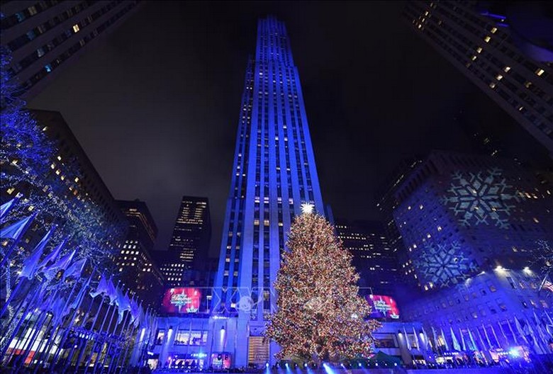  Cây thông khổng lồ thắp đèn tại Rockefeller Center, New York, về đêm