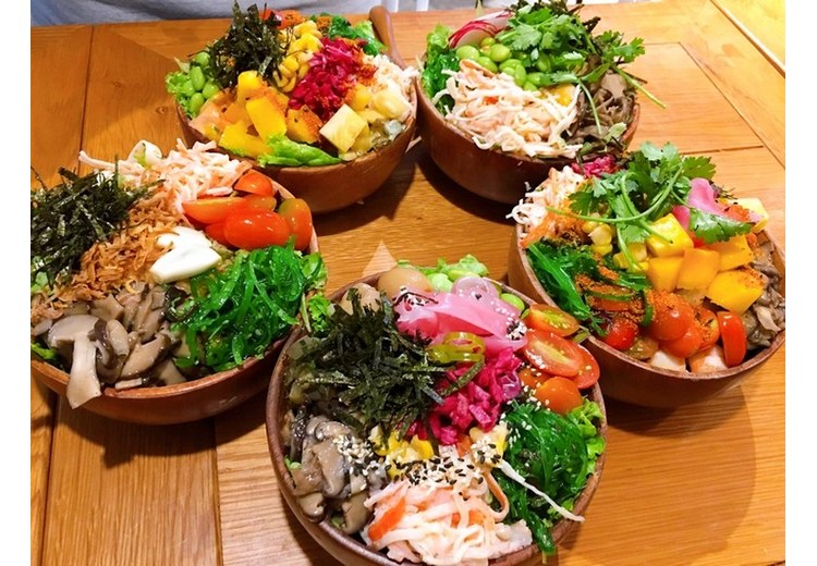 Tô poke cá sống kiểu Hawaii và ly trà sữa trân châu