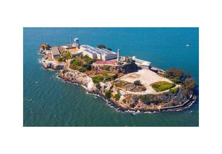 Toàn cảnh đảo Alcatraz với khu nhà tù xám giữa vịnh San Francisco