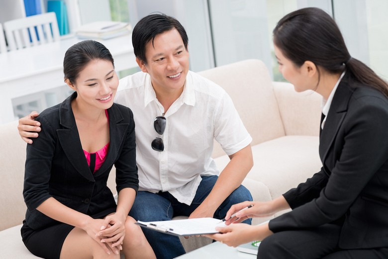  Tư vấn viên trao đổi lịch trình tour Mỹ với khách tại văn phòng ở Hà Nội