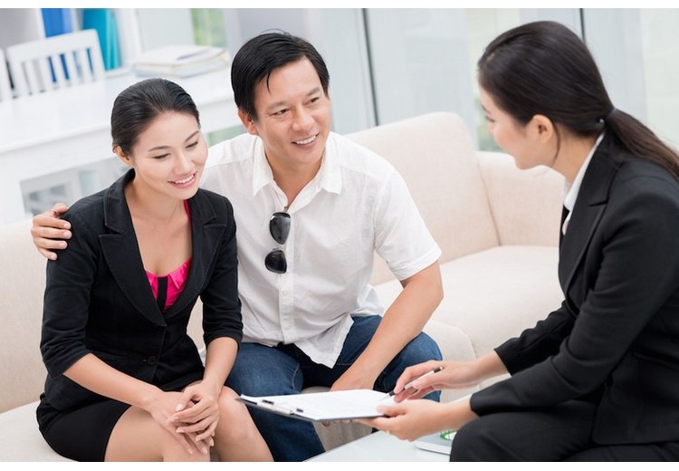Tư vấn viên trao đổi lịch trình tour Mỹ với khách tại văn phòng ở Hà Nội