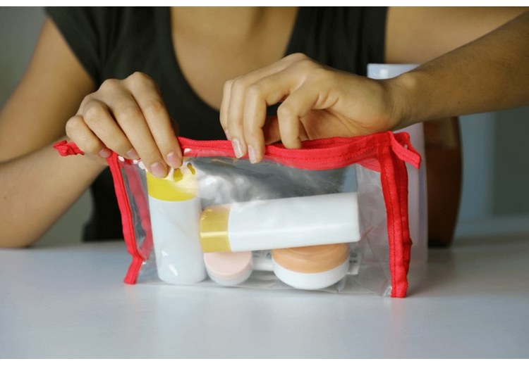 Túi nhựa trong đựng chất lỏng dưới 100ml và laptop đặt riêng khi soi chiếu
