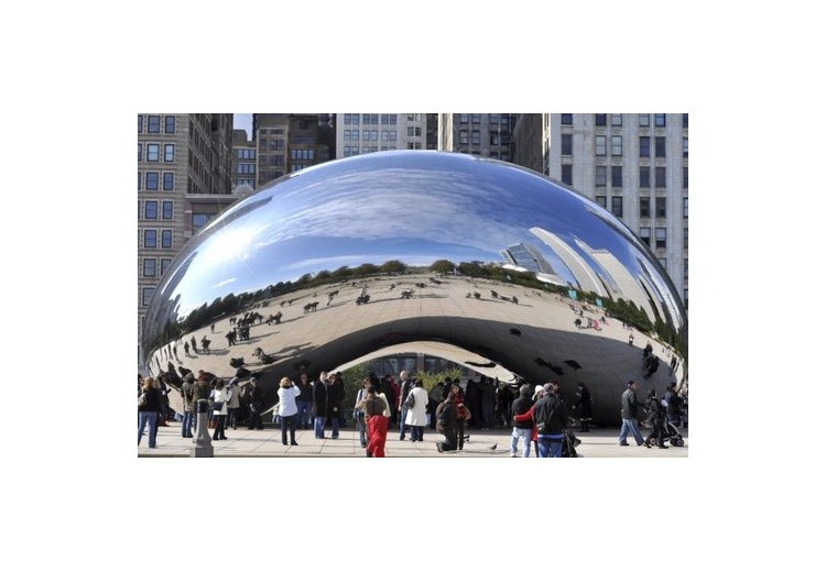 Tượng Cloud Gate The Bean phản chiếu đường chân trời Chicago