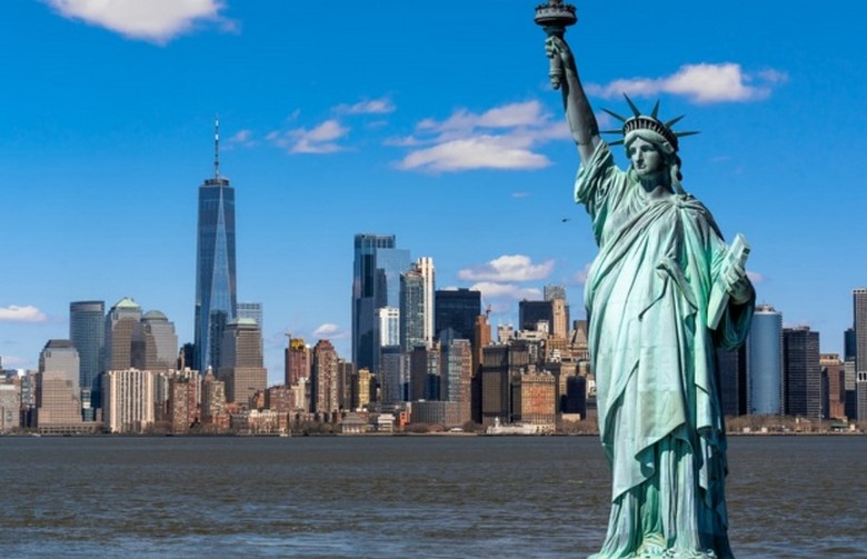 Tượng Nữ thần Tự do nhìn từ phà với skyline Manhattan phía sau