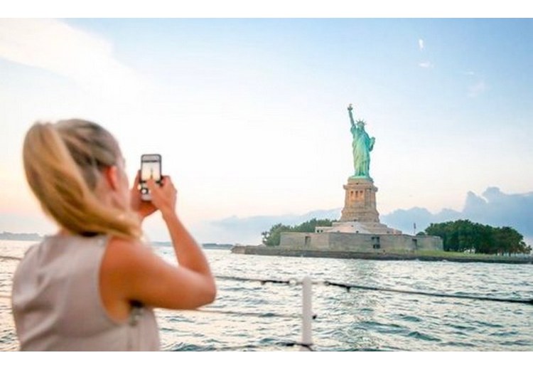 Tượng Nữ thần Tự do nhìn từ du thuyền trên sông Hudson ở New York
