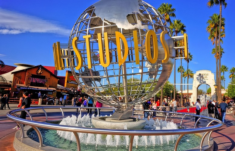 : Cổng chính Universal Studios Hollywood với quả địa cầu biểu tượng