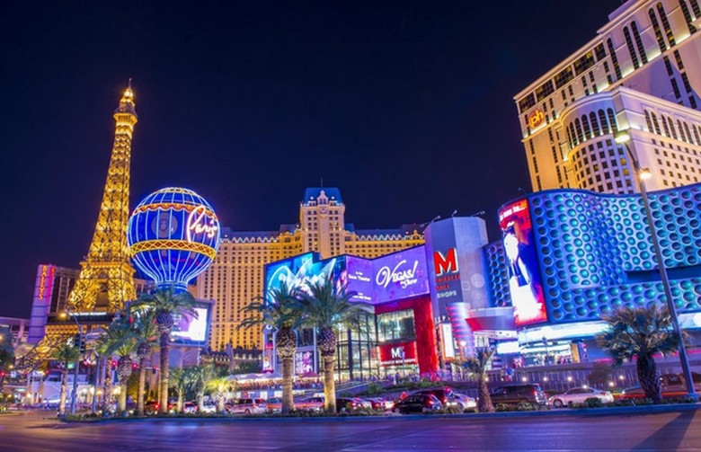 Khu phố Universal CityWalk lên đèn buổi tối với nhà hàng và bảng hiệu