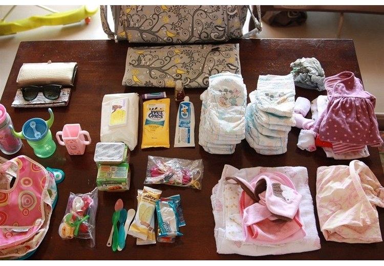Va li gia đình cùng hộ chiếu trẻ em và hộp thuốc dự phòng chuẩn bị cho chuyến bay dài