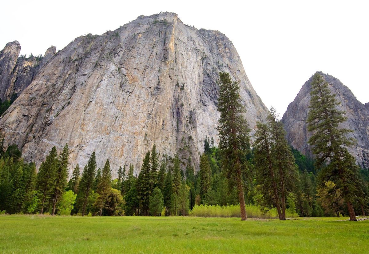 Vách đá El Capitan sừng sững nhìn từ thung lũng Yosemite