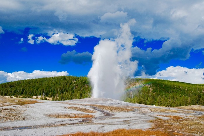 Mạch nước phun Old Faithful đang phun trào