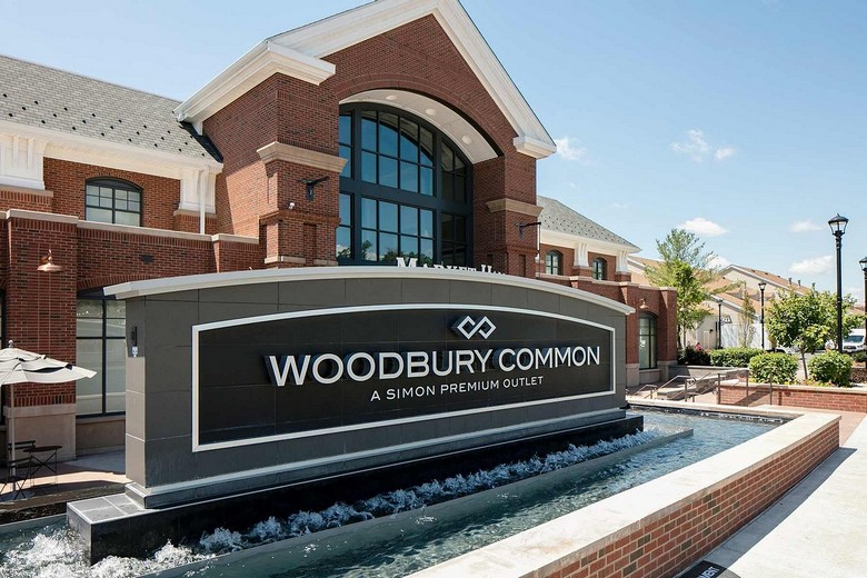 Khu Woodbury Common Premium Outlets gần New York đông khách mua sắm